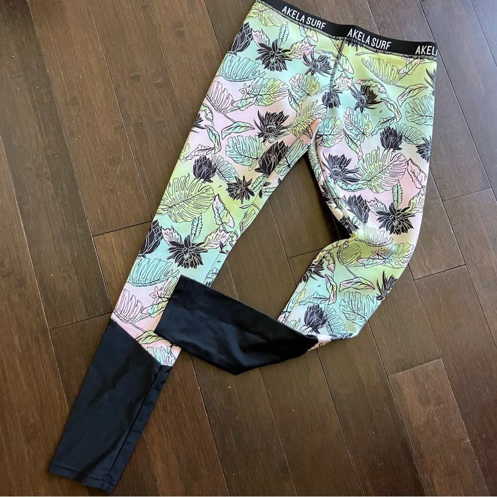 Akela Surf pastel floral print leggings / tights. Like new!